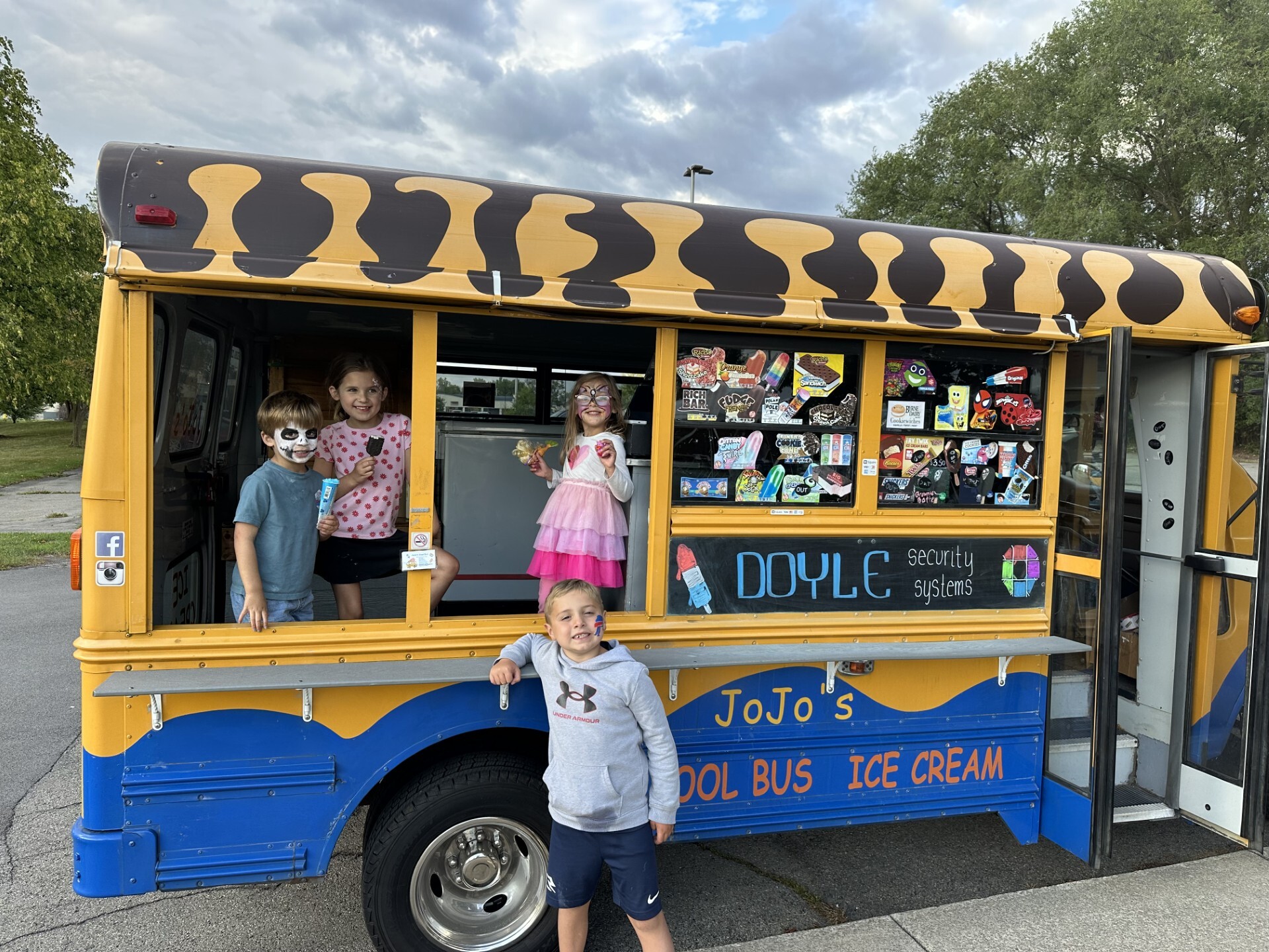KIDS DSS PICNIC ICE CREAM BUS
